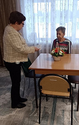 Поздравление проживающей учреждения, пережившей блокаду Ленинграда с 80-летием со дня освобождения от фашистского окружения Ленинграда 